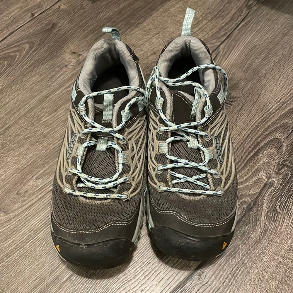 US 7,5 keen womens shoe